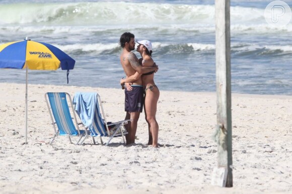Juliano Cazarré é flagrado com a mulher na praia da Barra da Tijuca, no Rio