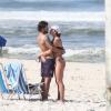 Juliano Cazarré é flagrado em clima romântico com a mulher, Letícia Bastos, na praia