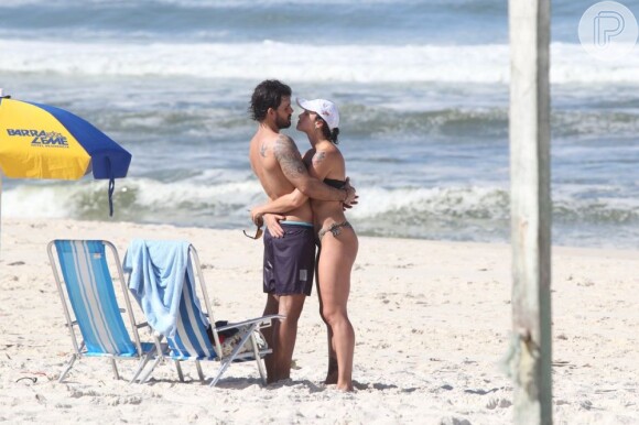 Juliano Cazarré é flagrado em clima romântico com a mulher, Letícia Bastos, na praia