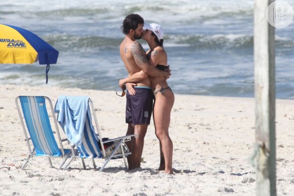 Juliano Cazarré beija a mulher, Letícia Bastos, na praia da Barra da Tijuca, na Zona Oeste do Rio de Janeiro, em 25 de maio de 2013