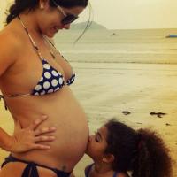 Lara, segunda filha de Samara Felippo, já recebe famosos na maternidade
