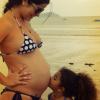 Semanas antes de dar à luz, Samara publicou uma foto no Instagram onde aparece ganhando um beijo da filha Alícia no barrigão