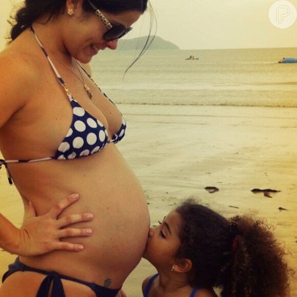 Semanas antes de dar à luz, Samara publicou uma foto no Instagram onde aparece ganhando um beijo da filha Alícia no barrigão