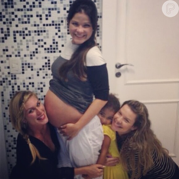 Samara Felippo posa ainda grávida com as amigas Ludmila Dayer, Fernanda Souza e a filha Alícia
