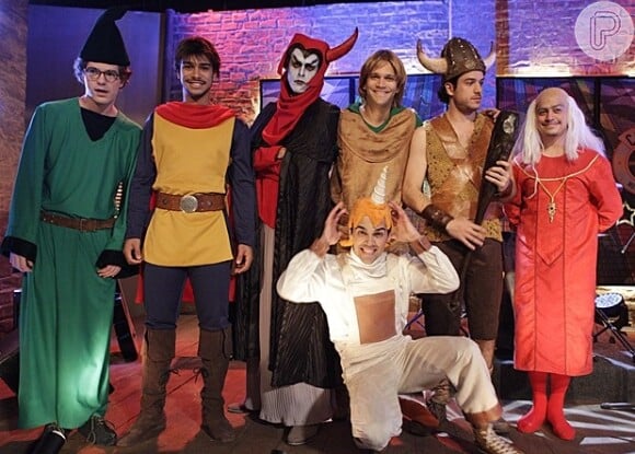 A turma do Cantaí se caracteriza como os personagens do desenho 'Caverna do Dragão' para celebrar a despedida de solteiro de Érico (Armando Babaioff) 'Sangue Bom', em 31 de maio de 2013