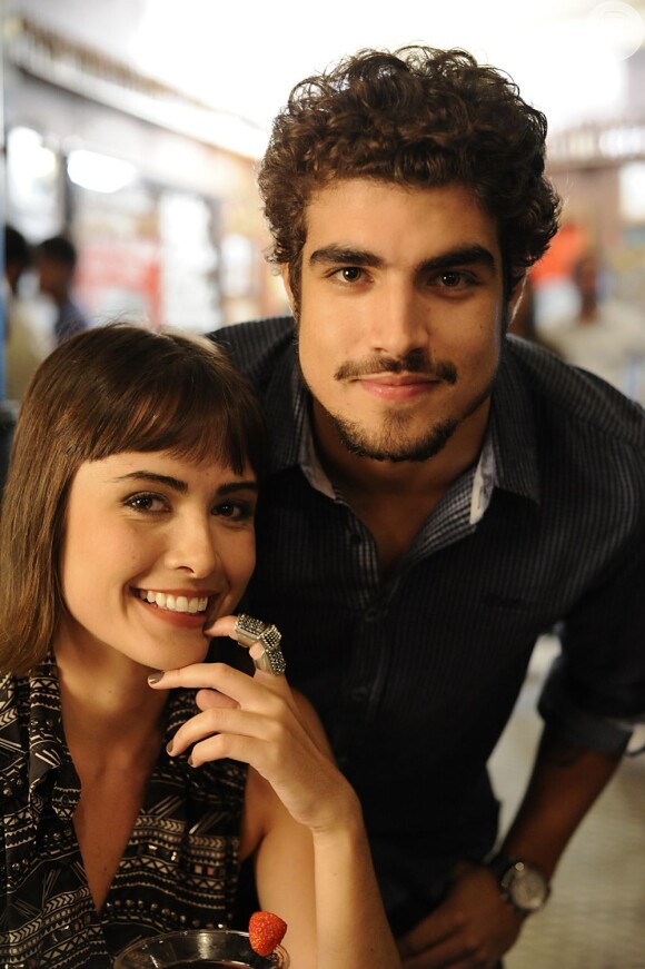 Patrícia (Maria Casadevall) finalmente aceita assumir seu namoro com Michel (Caio Castro), em 'Amor à Vida'