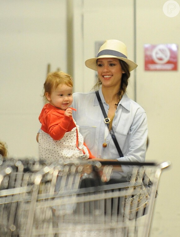 Atriz Jessica Alba carrega a filha Haven de 1 ano no carrinho enquanto faz compras, em 27 de maio de 2013