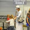 Atriz Jessica Alba faz compras com suas filhas Honor Marie, de 4 anos, e Haven, de 1
