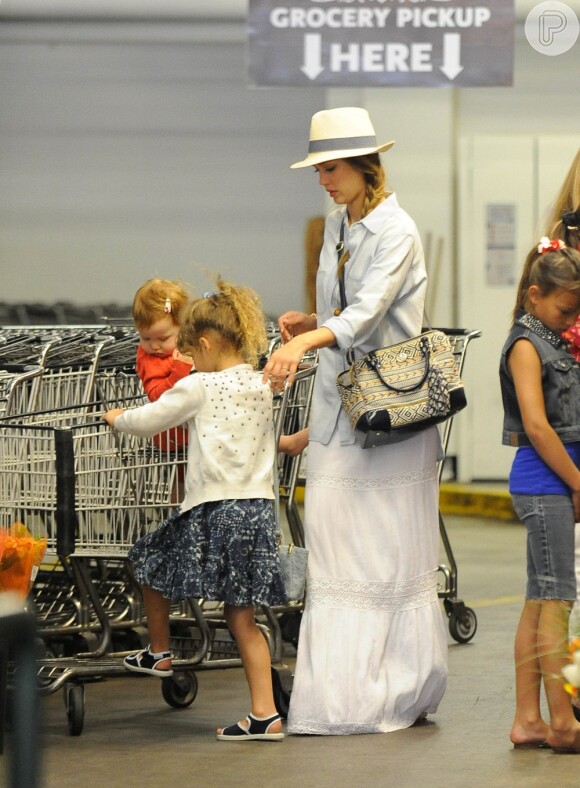Atriz Jessica Alba faz compras com suas filhas Honor Marie, de 4 anos, e Haven, de 1