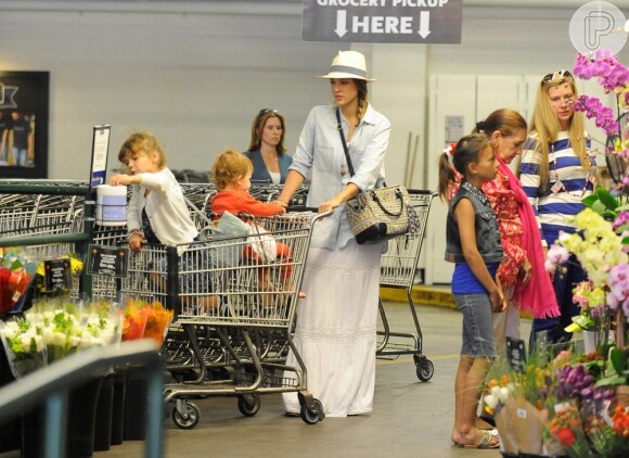 Atriz Jessica Alba faz compras com as filhas no carrinho