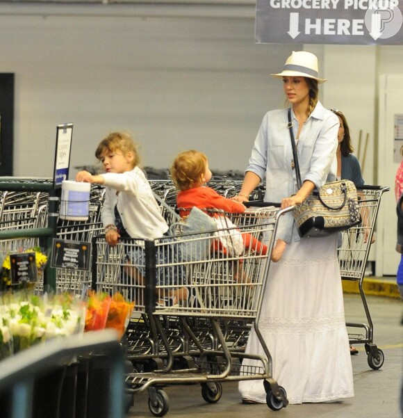 Filhas de Jessica Alba brincam no carrinho enquanto a mãe faz compras