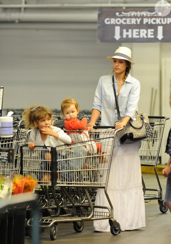 Atriz Jessica Alba leva as duas filhas em cima do carrinho durante as compras nessa segunda-feira (27)