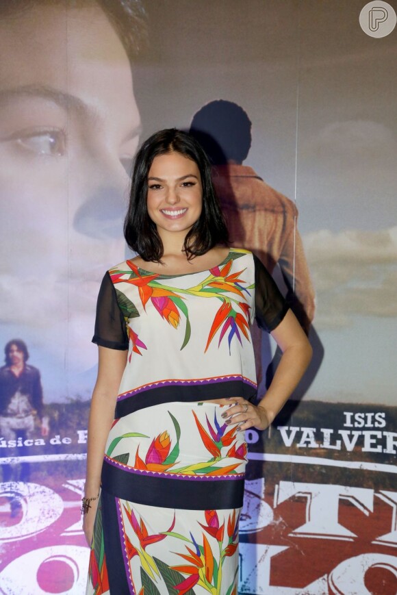 Isis Valverde não vai mais viajar para os Estados Unidos por causa do trabalho na série 'Amores Roubados'. A informação é da coluna 'Retratos da Vida', do jornal carioca 'Extra' de 28 de maio de 2013
