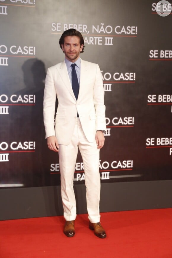 Bradley Cooper escolhe terno branco para a pré-estreia de 'Se Beber, Não Case - Parte III'