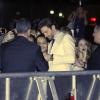 Bradley Cooper autografa na pré-estreia de 'Se Berber, Não Case - Parte III'
 