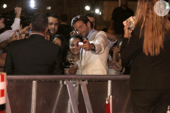 Bradley Cooper brinca ao posar para a foto na pré-estreia de 'Se Berber, Não Case - Parte III'