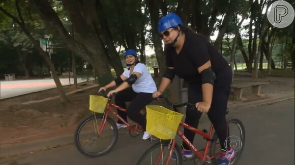 Fabiana Karla anda de bicicleta com participante do 'Medida Certa'