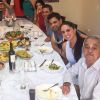 Zezé Di Camargo organizou um almoço surpresa para comemorar o aniversário de seu Francisco e Graciele Lacerda marcou presença na festa