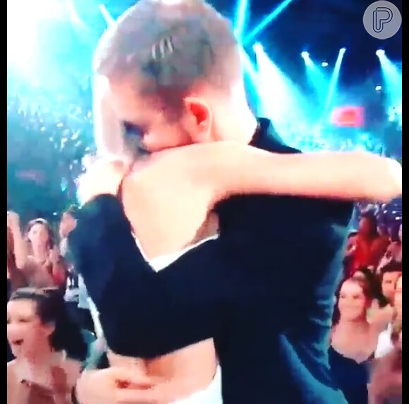 Taylor Swift e Calvin Harris deram um abraço apertado depois que a artista foi chamada para receber o prêmio pelo álbum '1989'