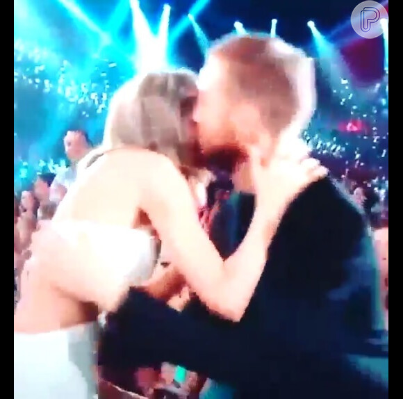 Ao ser chamada para receber o prêmio pelo álbum '1989', Taylor Swift deu um beijo no rosto e um abraço carinhoso em Calvin Harris