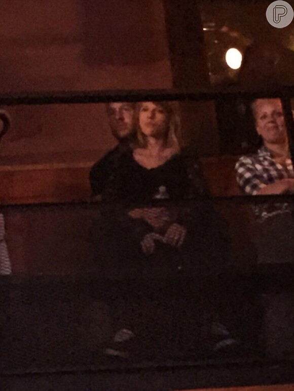 Uma foto publicada no Twitter mostra Taylor Swift curtindo um show beneficente, na Califórnia, sentada no colo de Calvin Harris, em abril