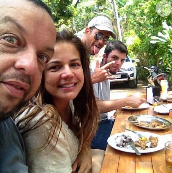 Nivea Stelmann almoçando com a equipe do filme 'Alcunha'