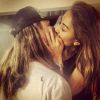 'Love in Califórnia', escreveu João Vicente de Castro em uma foto na qual aparece de peruca beijando Sabrina Sato