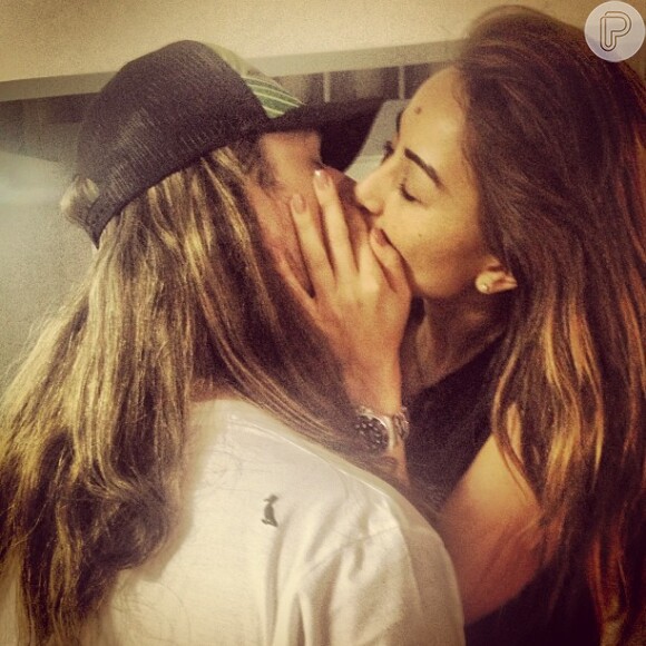 'Love in Califórnia', escreveu João Vicente de Castro em uma foto na qual aparece de peruca beijando Sabrina Sato