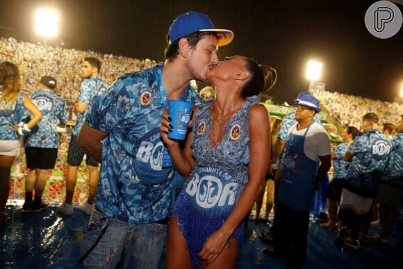 Sabrina Sato e João Vicente de Castro trocaram beijos apaixonados na Sapucaí, Rio de Janeiro, no Carnaval 2015
