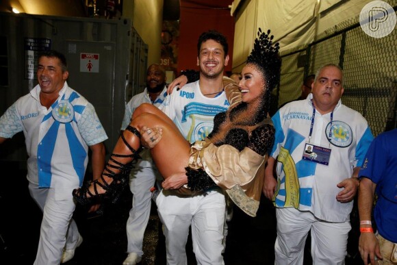 No Carnaval 2015, João Vicente de Castro carregou Sabrina Sato no colo após a apresentadora desfilar como rainha de bateria da escola de samba Vila Isabel, no Rio