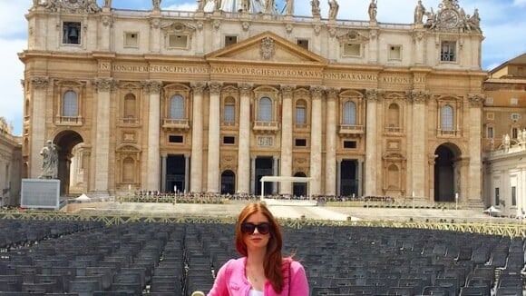 Marina Ruy Barbosa é clicada em frente ao Vaticano em viagem pela Itália