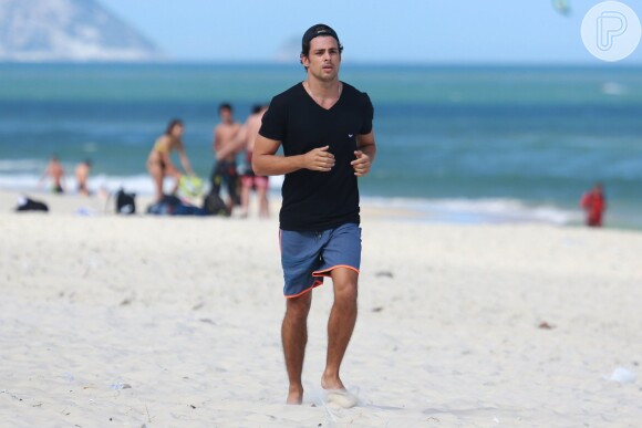 Depois, Cauã foi para a praia da Barra da Tijuca e correu na areia para manter a forma