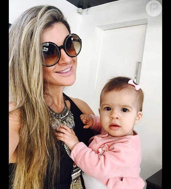 Mirella Santos postou uma foto ao lado da filha, Valentina, e os seguidores da modelo repararam na semelhança com o pai, Wellington Muniz