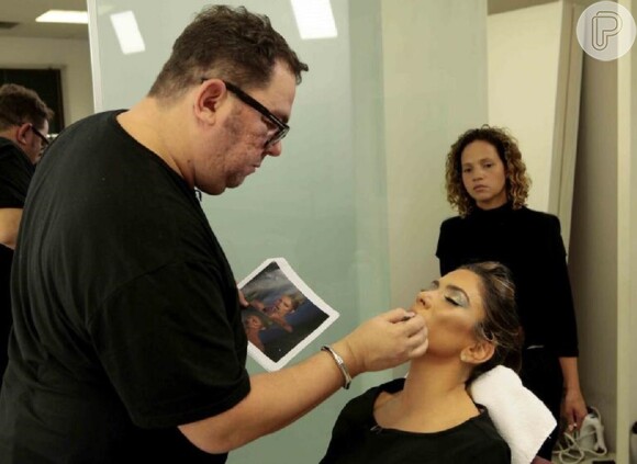 Patricia Abravanel passou por todo um processo de maquiagem parar virar Jennifer Lopez