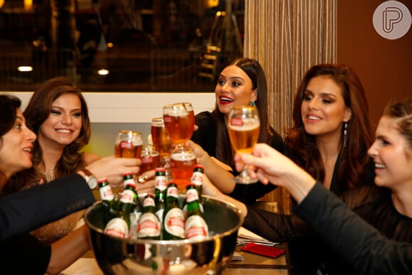 Paloma Bernardi, Thaila Ayala e Milena Toscano brindam em evento de cervejaria na França