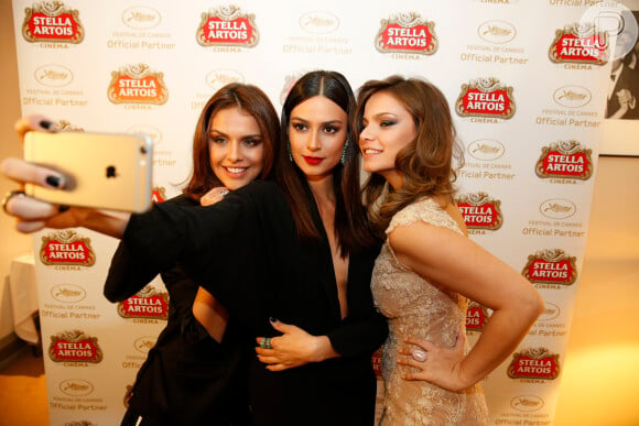 Paloma Bernardi, Thaila Ayala e Milena Toscano fazem selfie em evento de cervejaria na França