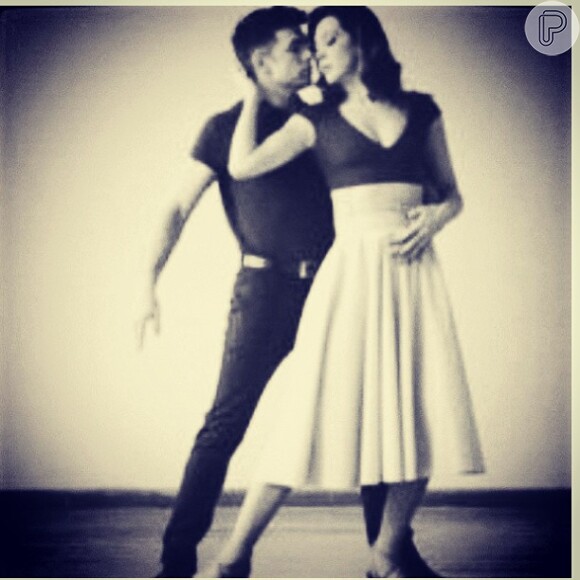 Claudia Raia posta imagem em que aparece dançando com o namorado, Jarbas Homem de Mello
