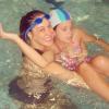 Claudia Raia posa agarradinha com a filha, Sophia, durante a natação em 30 de maio de 2013