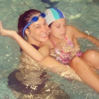 Claudia Raia faz natação com a filha, Sophia, e diz sentir falta de Lívia Marini