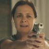 Nervosa, Inês (Adriana Esteves) pegou a arma e apontou para Beatriz (Gloria Pires) durante a discussão, na novela 'Babilônia'