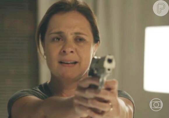 Nervosa, Inês (Adriana Esteves) pegou a arma e apontou para Beatriz (Gloria Pires) durante a discussão, na novela 'Babilônia'
