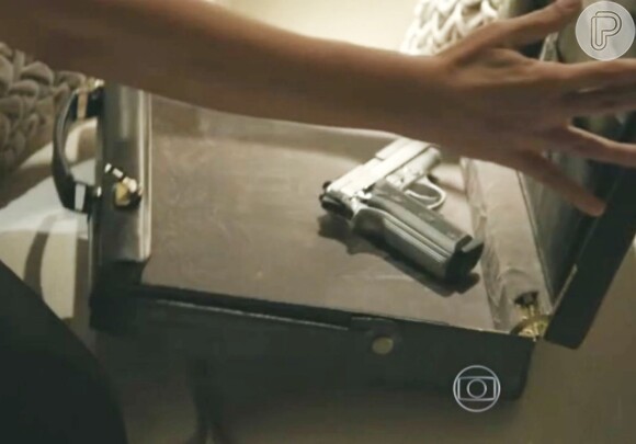 Beatriz (Gloria Pires) entregou uma mala para Inês (Adriana Esteves) dizendo que tinha dinheiro, mas dentro dela a advogada encontrou uma arma, na novela 'Babilônia'