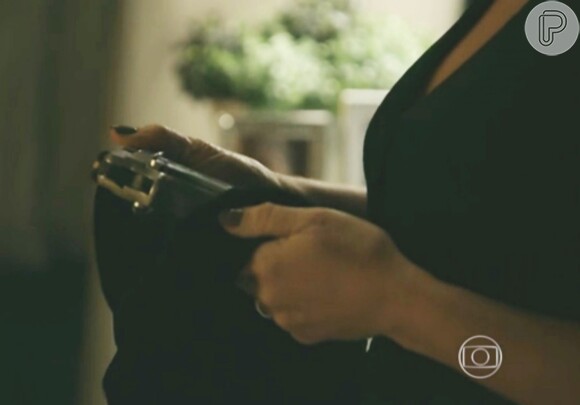 Dez anos depois, Beatriz (Gloria Pires) tira a arma com a qual matou Cristóvão (Val Perré) e comemora quando um perito encontra digitais de Inês (Adriana Esteves) preservadas nela, na novela 'Babilônia'