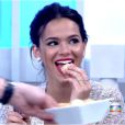 Bruna Marquezine também comeu pão de queijo no 'Encontro'