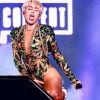 Durante a turnê 'Bangerz World Tour', Miley Cyrus faz muitas poses sensuais e com a mão na vagina. Alguns pais de fãs chegaram até a fazer um boicote