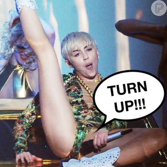 E essa foto sugestiva de Miley Cyrus com o microfone na genitália?