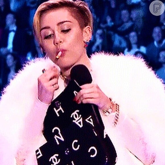 Miley Cyrus relembrou em seu Instagram o momento em que fumou maconha em cima do palco da premiação EMA 2013, em novembro