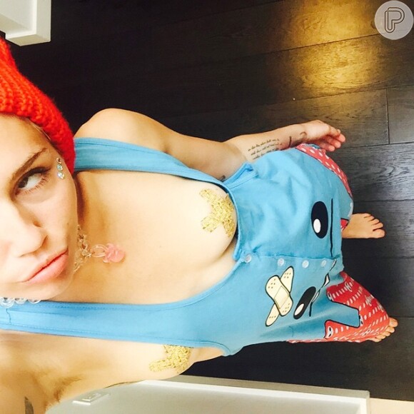 O Instagram é uma das redes sociais que Miley Cyrus adora e é nele que a cantora gosta de exibir suas fotos, que normalmente mostram seus seios