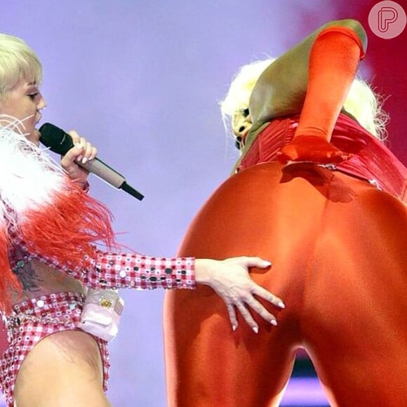 Durante a sua 'Bangerz World Tour', Miley Cyrus também passa a mão no bumbum de seus dançarinos e dançarinas