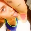 Em outro momento, Miley Cyrus simula lamber o seu sovaco colorido